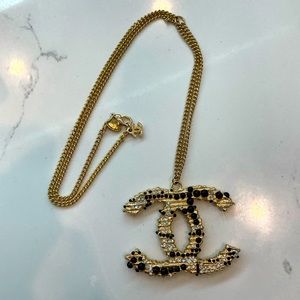 GOLD LOGO NECKLACE BLACK WHITE STONES